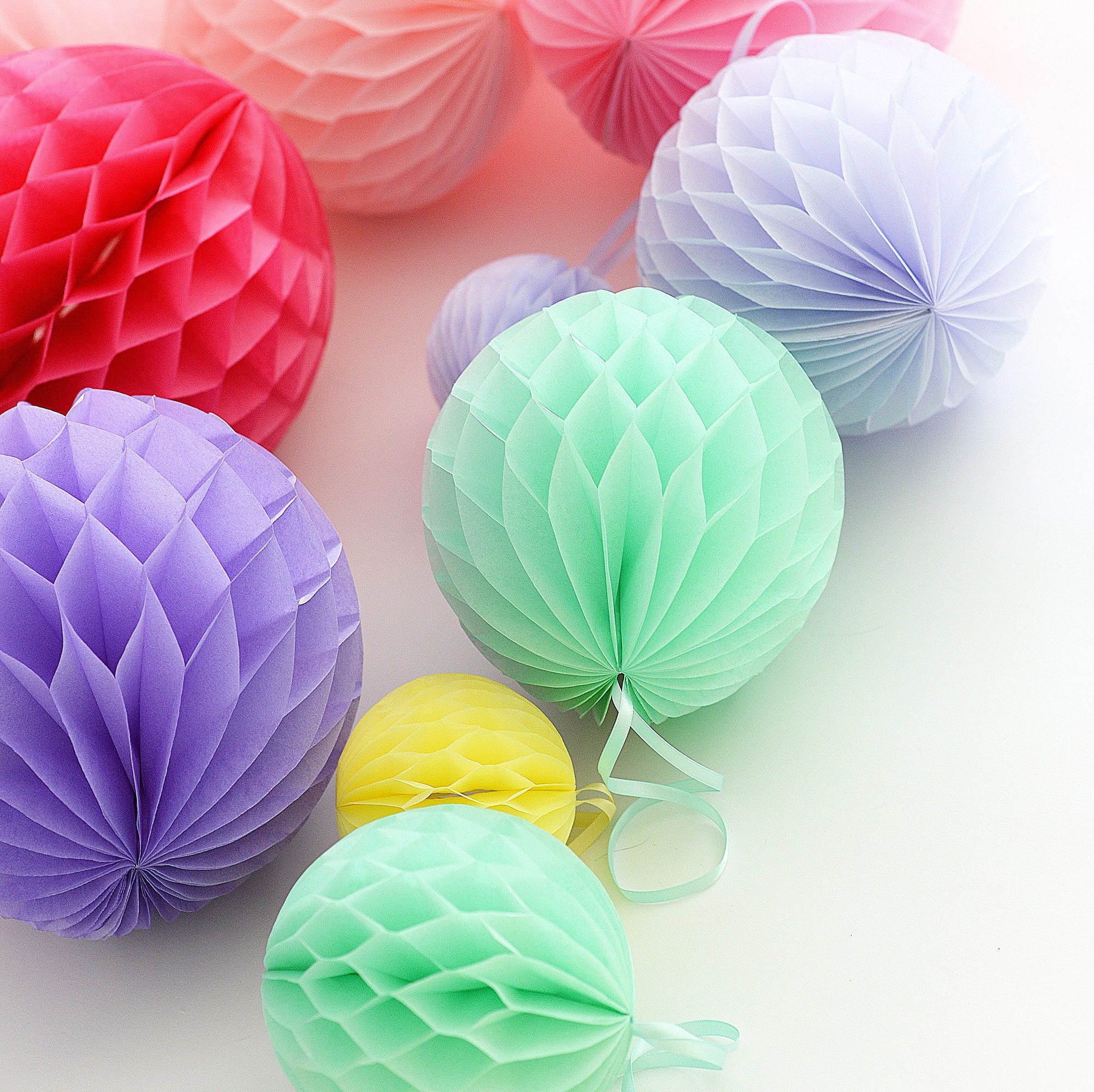 бумажные круглые шары. шары соты. шар соты из бумаги. шары из сот как сделать. шар соты.