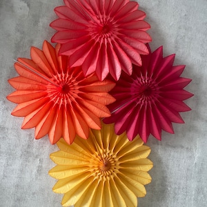 Set di 4 GRANDI ventagli di carta nei colori autunnali - Decorazioni per feste in arancione, giallo, corallo e rosso intenso, diametro 26", regalo per la casa, sfondo