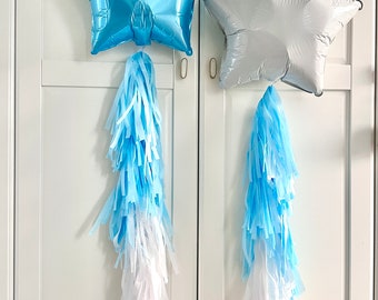 Palloncino in foil a forma di stella con nappa blu e bianca: decorazione invernale