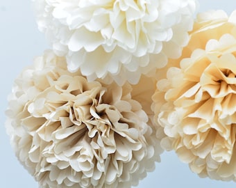 Pompones de papel de seda beige: decoraciones neutras para fiestas