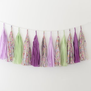 Ghirlanda di nappe di carta con fiori viola, verde salvia e liberty, decorazioni per feste, striscioni per addio al nubilato, festoni per compleanno, completamente assemblati