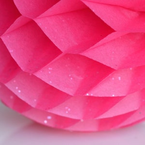 Boule nid d'abeille en papier avec losanges roses Pompons en papier scintillant Décoration d'enterrement de vie de jeune fille Déco d'enterrement de vie de jeune fille image 2