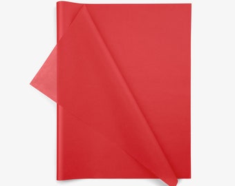 Può includere: Un foglio rettangolare di carta velina rosso vivace con una consistenza liscia e opaca. La carta è ripiegata nell'angolo in alto a sinistra, rivelando uno strato leggermente più traslucido dello stesso materiale rosso, creando un effetto stratificato.
