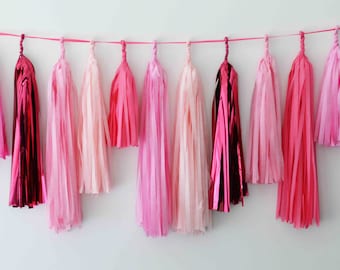 Guirnalda de borlas de papel de seda rosa: decoración para fiestas hecha a mano