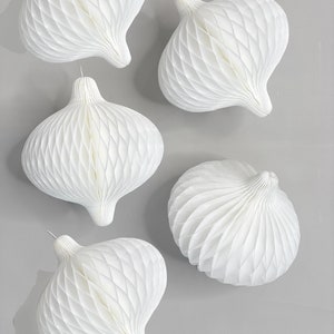 Decorazioni per feste a nido d'ape in carta - 5 pezzi 3D Mini ornamenti natalizi bianchi appesi per albero di Natale Decorazione per Capodanno Palline di carta bianca