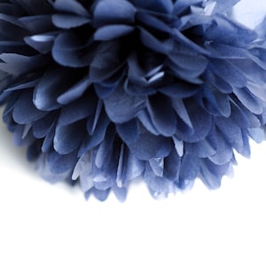 Decorazioni per feste con pompon in carta velina blu navy scintillanti, fiori di carta blu notte di lusso per feste di compleanno nautiche, baby shower e matrimoni.