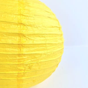 Set di 5 lanterne di carta gialle con luci LED / o senza - Lanterne cinesi rotonde da appendere da 12" per decorazioni per feste e baby shower