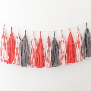 Ghirlanda di nappe in carta rossa e grigia, decorazione per feste, papaveri floreali, matrimonio, compleanno, baby shower, addio al nubilato, completamente assemblata.