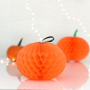 Grande set di 3 zucche di carta a nido d'ape PSC da 10" / 25 cm di altezza decorazioni per feste di Halloween decorazioni da tavola graziose decorazioni autunnali per la casa spettacolo per bambini