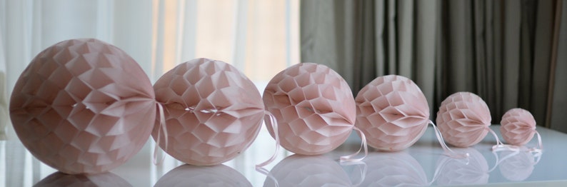 Boule nid d'abeille en papier avec losanges roses Pompons en papier scintillant Décoration d'enterrement de vie de jeune fille Déco d'enterrement de vie de jeune fille image 3