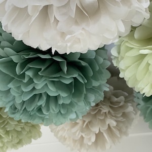 Set di 10 pompon di carta velina verde salvia / fiori di carta verde polvere / decorazioni per matrimoni / decorazioni per feste color crema e verde