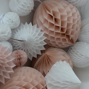 Set di palline di carta a nido d'ape rosa antico, bianco, marrone chiaro, grigio chiaro e rosa - Decorazioni di carta
