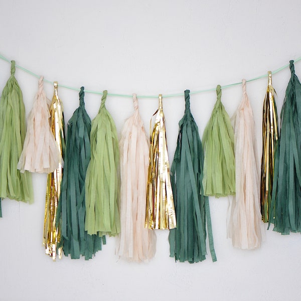 Ghirlanda di nappe di carta verde foresta e oro, decorazioni per baby shower e matrimoni a tema giungla.