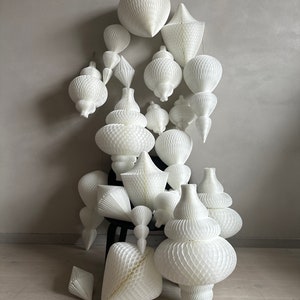 Decorazioni di ornamenti a nido d'ape di carta, palline di carta, ornamenti natalizi bianchi, decorazioni di varie forme, centrotavola di carta, fondali fotografici