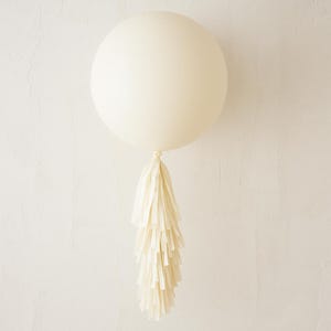 Palloncino Jumbo color avorio con coda con frange di carta per baby shower, matrimonio, compleanno, decorazioni con palloncini e coda con frange di carta