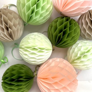 Palline di carta velina a nido d'ape - verde salvia, verde chiaro e toni neutri, decorazioni per feste e matrimoni, decorazioni per baby shower / decorazioni ecologiche
