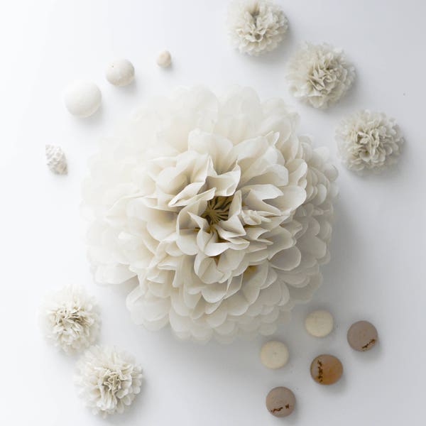 Pompones de papel con leche de almendras: decoración rústica para bodas y fiestas.