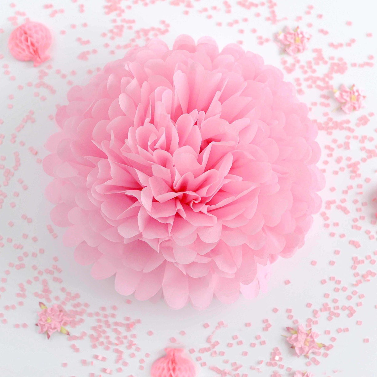 Créez des fleurs en papier et en tissu pour un enterrement