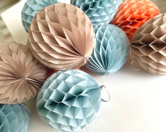 Boule nid d'abeille bleu ciel, terre cuite et taupe | Pompons en papier de soie | Déco baby shower garçon | Guirlande nid d'abeille