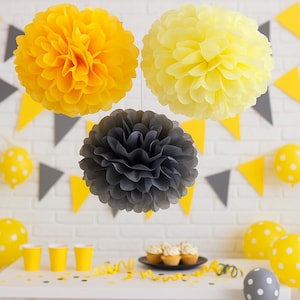 Decorazione per feste con pompon di carta di 15 misure miste, colore giallo e grigio. Fiori di carta velina per matrimonio, compleanno, anniversario, addio al nubilato, Natale.
