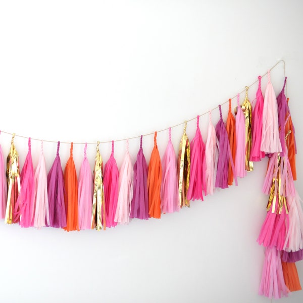 Oranje sorbet, roze en gouden papieren kwastjesslinger | Verjaardagsslinger | Franjesslinger | Vrijgezellenfeest decor