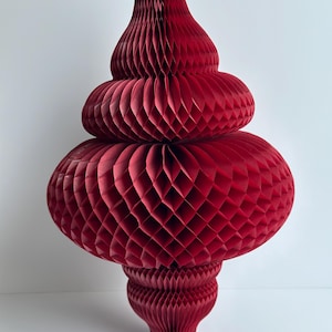 Decorazioni a nido d'ape in carta bordeaux, carta da parati fotografica, palline, decorazioni natalizie, centrotavola di carta di varie forme, sfondi fotografici