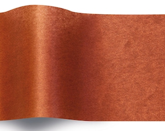 Può includere: Un foglio di carta color rame metallizzato con un riflesso sottile e una consistenza a grana fine. La carta è presentata con un motivo a onda morbido e fluido che crea luci e ombre delicate sulla superficie, enfatizzando la tonalità calda.
