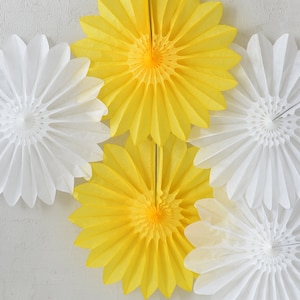Ventagli di carta bianchi e gialli set di 5 decorazioni per feste Dimensioni enormi 67 cm/26" per matrimoni, feste di compleanno, baby shower, tema festa di compleanno margherita