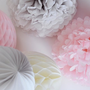 Nidi d'ape di carta rosa, grigi e avorio e decorazioni per feste con pompon di carta, decorazioni per matrimoni boho, decorazioni per compleanni pastello, baby shower, casa