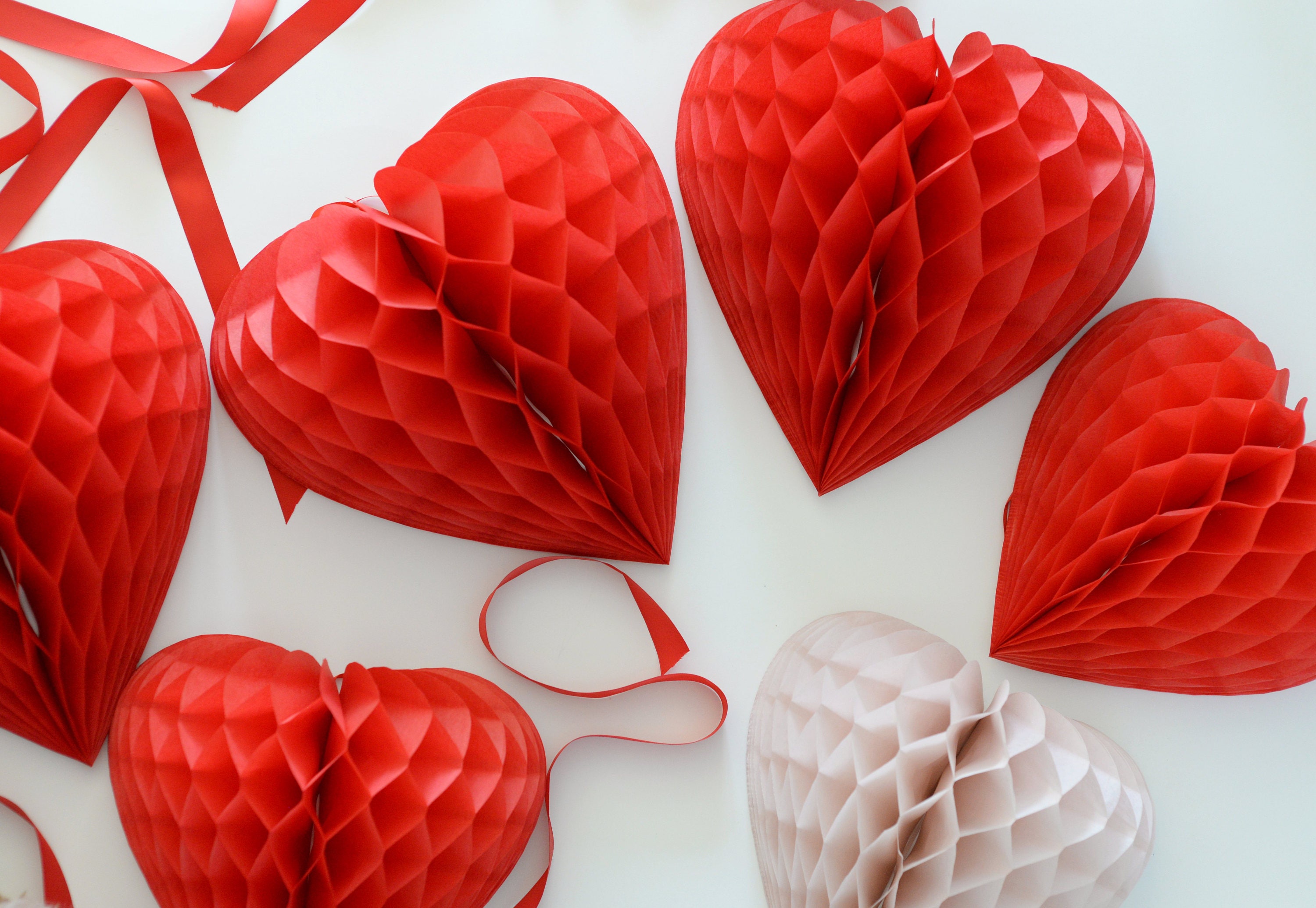Cuori di stoffa su supporto di legno, decorazione per caminetto di San Valentino, decorazione per San Valentino in stile fattoria, bar per il caffè di San Valentino, San Valentino in stile cottage