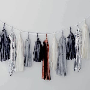 Ghirlanda di nappe di carta grigia, avorio, bronzo scintillante e argento - Decorazione per feste completamente assemblata per matrimoni, compleanni e addio al nubilato