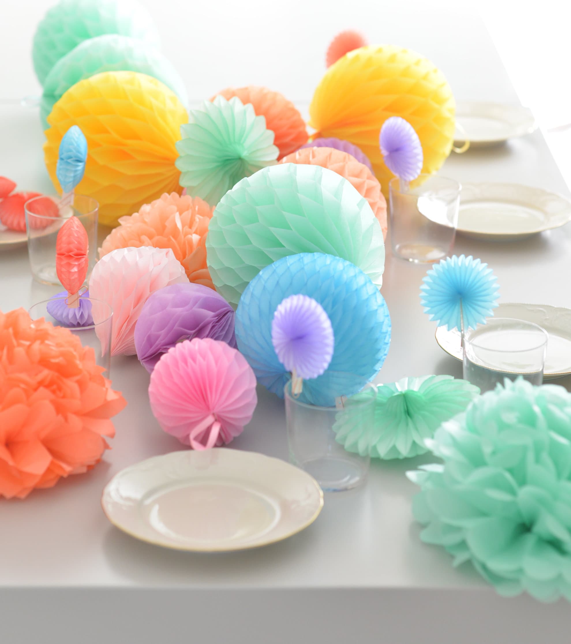 Pastelkleurige feestdecoratieset: honingraatballen, pompons en papieren waaiers