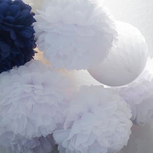 Blanco 15 tamaños mixtos papel de seda Pom Poms set / Pompones de boda / Decoración de la boda imagen 2