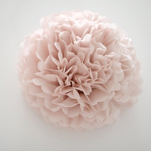 Pom pon di carta rosa antico, fiori di carta color oro rosa opaco, decorazioni per matrimoni, decorazioni per baby shower, decorazioni per addio al nubilato, tema romantico per una festa.