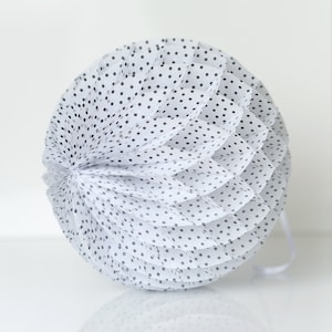 Witte papieren honingraatbal met zwarte stippen - verschillende maten - decoratie bruiloft - baby vrijgezellenfeest