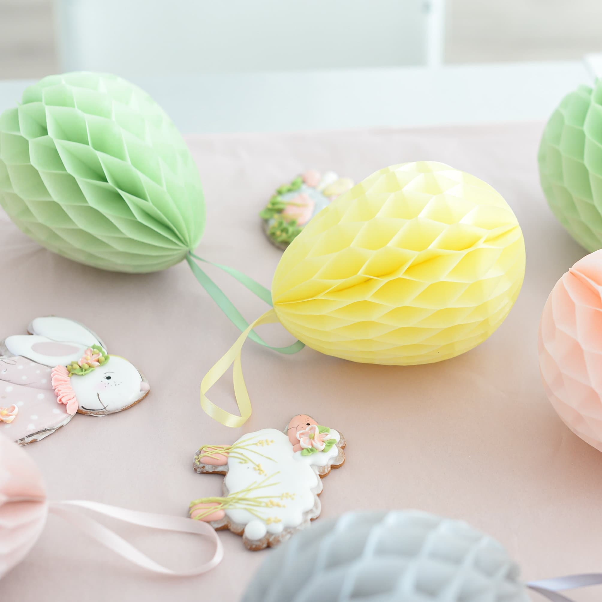 com-four® 18x Uova di Pasqua con Stampa Bianca/Dorata da Appendere - Uova di Pasqua Colorate - Decorazione per il Cespuglio Pasquale e Primaverile (18 pezzi - colore bianco/oro