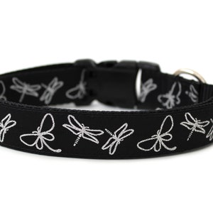 Könnte beinhalten: Schwarzes Hundehalsband mit einem weißen Libellenmuster.