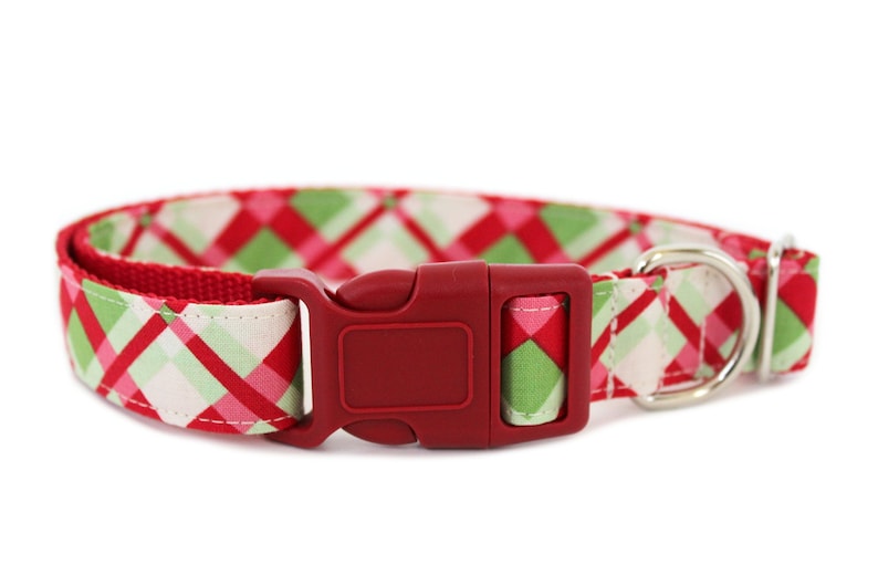 K&ouml;nnte beinhalten: Rotes, gr&uuml;nes und pinkfarbenes kariertes Hundehalsband mit einer roten Kunststoffschnalle und einem silbernen D-Ring.