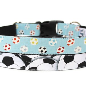 Peut inclure: Un collier de chien r&eacute;versible avec un motif de ballon de football bleu et blanc d'un c&ocirc;t&eacute; et un motif de ballon de football noir et blanc de l'autre.