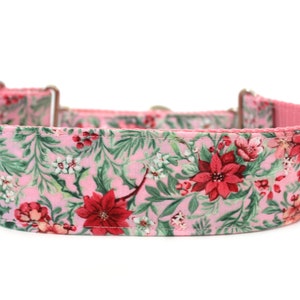 Könnte beinhalten: Rosafarbener Hundehalsband mit einem Blumenmuster mit roten Weihnachtssternen, grünen Blättern und weißen Beeren.