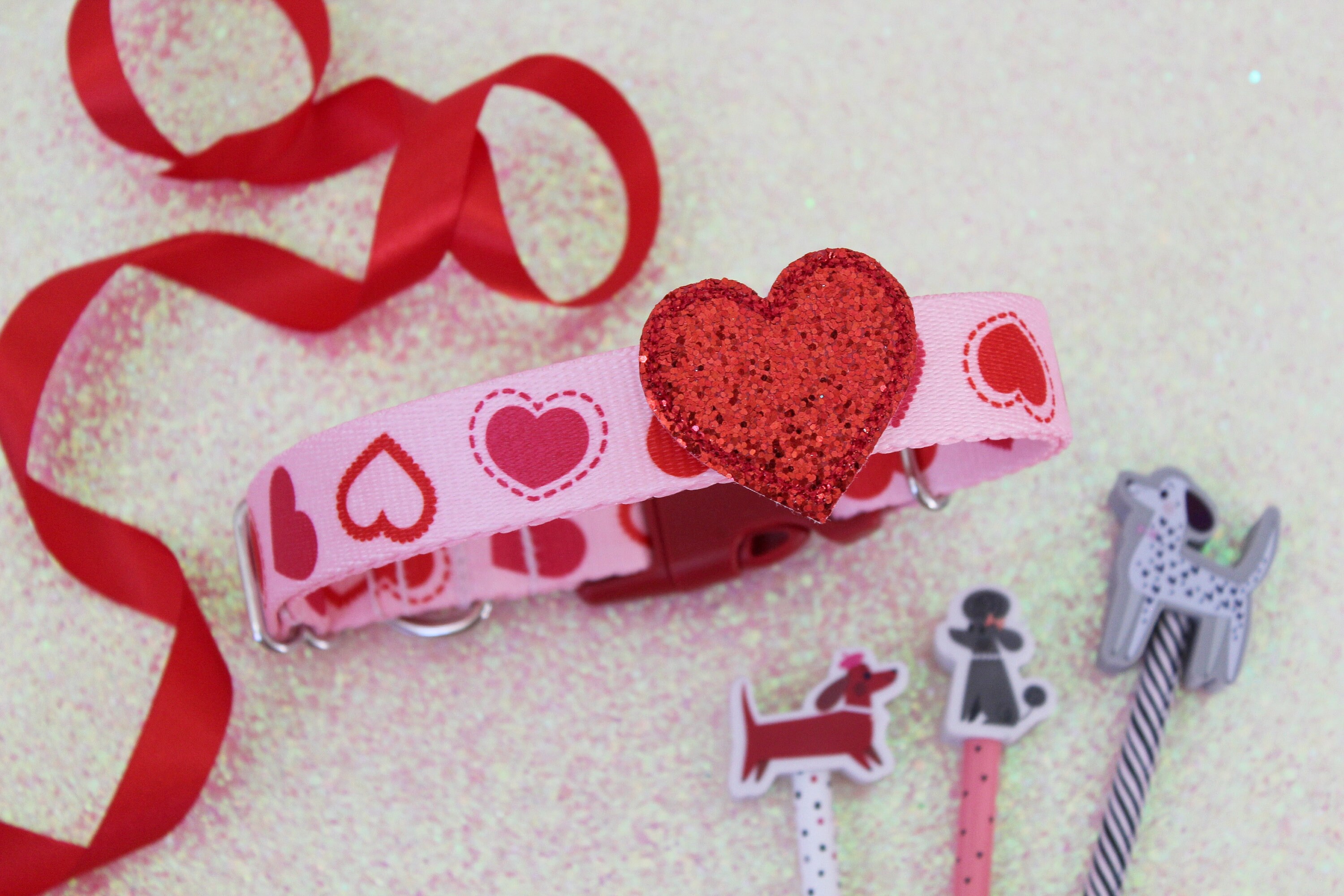 Valentinstag Hundehalsband Größe S – Rosa Mit Roten Herzen, 1,5 Cm Breit, Für Halsumfang 25-40 Cm