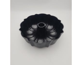 Nordic Ware Classic Bundt Pan Cast Aluminum Nonstick 12 cup Made In USA