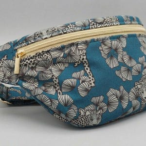 Puede incluir: Juego de tres tazas de cerámica con acabado mate moteado. Las tazas son de color crema, gris claro y gris oscuro. Cada una tiene un diseño simple y minimalista.