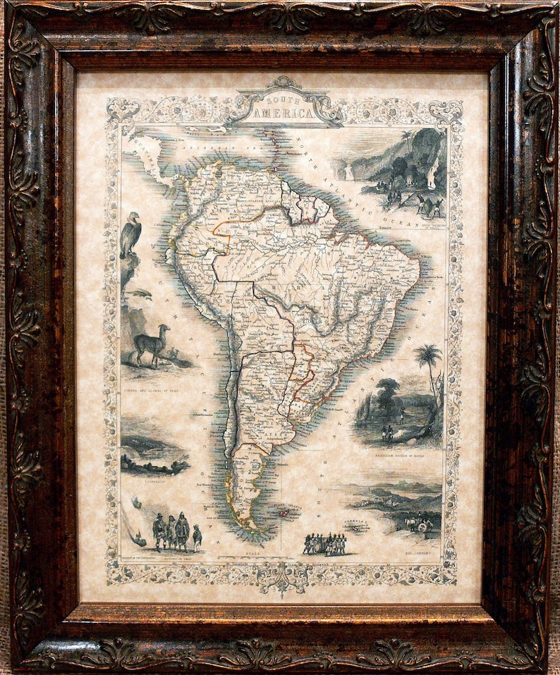 Puede incluir: Un mapa antiguo de Am&eacute;rica del Sur con un borde decorativo. El mapa muestra los pa&iacute;ses y las principales ciudades de Am&eacute;rica del Sur. El mapa est&aacute; impreso en papel envejecido y tiene un aspecto vintage.