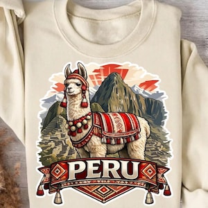 Puede incluir: Sudadera color crema con un gráfico detallado de una llama con atuendo tradicional peruano. La llama está situada frente a un telón de fondo de montañas y ruinas antiguas, con la palabra "PERU" en un lugar destacado debajo.