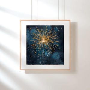 Puede incluir: Impresión artística enmarcada que presenta una explosión dorada de luz sobre un fondo azul oscuro. La obra de arte tiene un estilo texturizado y pictórico, con pequeños puntos blancos dispersos, que se asemejan a estrellas. El marco es de color madera clara.