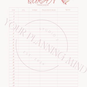 Puede incluir: Un rastreador del Corán rosa claro con una ilustración decorativa del Corán. El rastreador incluye secciones para el día, Juz, Surah, páginas/ayas leídas y notas. El texto "Quran Tracker" está escrito en una fuente elegante. El diseño incluye el texto "Your Planning Mind Studio Est. 2020".