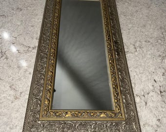 Espejo rectangular vintage con marco gris dorado, estilo galería victoriana ornamentada, 17,5 x 8,5 pulgadas.