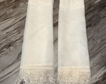 Juego de 2 cortinas vintage color crema transparentes con cenefa de encaje y borlas circulares de 50x22 LEE