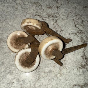 Set med 4 vintage porslinshjul 1,75 tums möbelbeslag rostflisor
